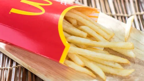 Cum sunt învățați să te păcălească angajații de la McDonald''s. Scandalul a ajuns și în România. Reacția gigantului fast-food