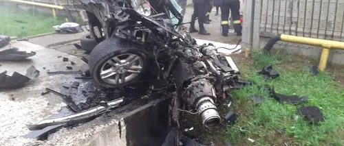 FOTO - Mașină făcută zob, în urma unui accident. Șoferul a scăpat, ca prin minune, doar cu traumatisme la un picior