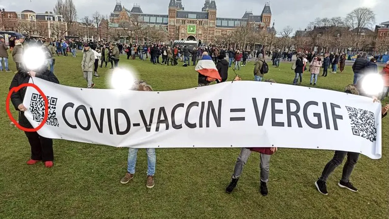 Lupte de stradă și sute de arestări în Olanda. Amsterdamul, incendiat de protestatari furioși! (VIDEO)