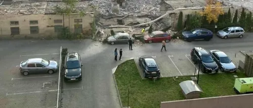 FOTO-VIDEO | „Dorel” lovește din nou. Muncitorii au demolat un zid peste mai multe mașini parcate pe o stradă din Cluj-Napoca