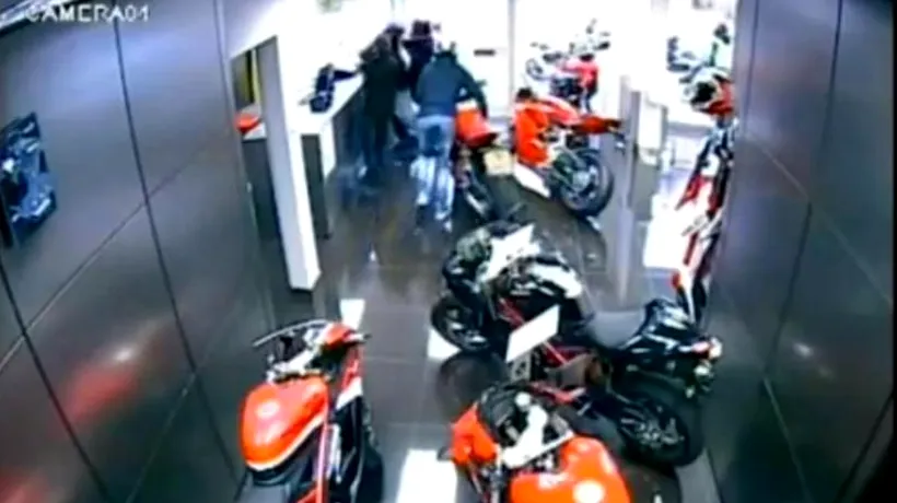 JAF RATAT. Au vrut să plece din showroom cu două Ducati, însă au fost puși pe fugă de angajați. VIDEO