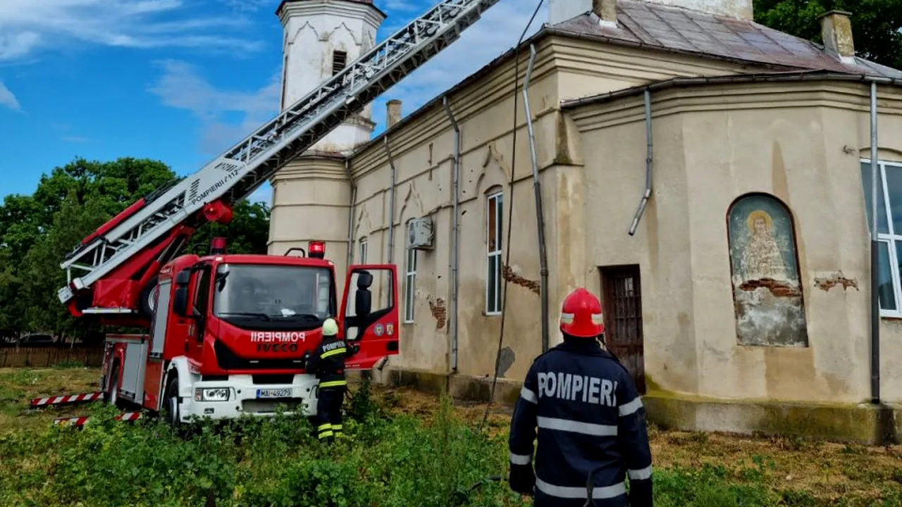 UPDATE - Turla unei biserici din județul Dolj a luat foc, după ce a fost lovită de un trăsnet