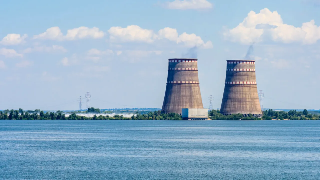 Un reactor al centralei nucleare de la Zaporojie, cea mai mare din Europa, a fost oprit după un atac al rușilor. Energoatom: Există risc de scurgere de hidrogen și substanțe radioactive