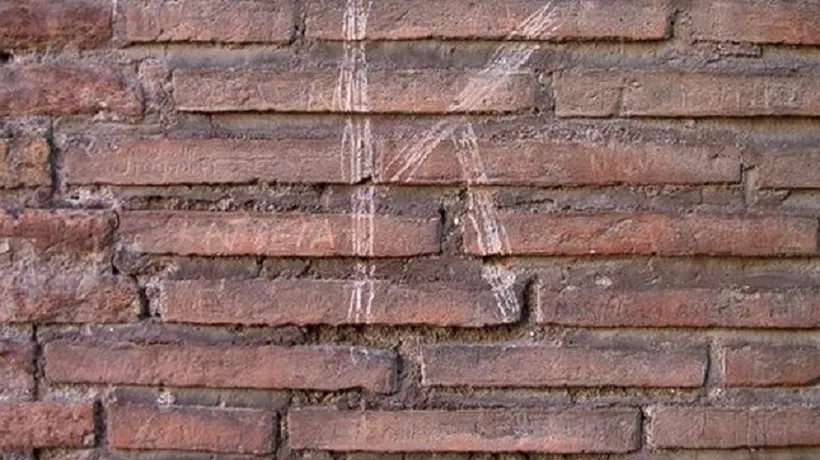 Un turist rus a început să-și scrijelească numele pe un zid al Colloseumului. Ce a urmat după primul „K