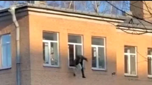 Evadare ca-n filme: Un deținut s-a aruncat pe geam ținând în brațe caloriferul de care era legat - VIDEO