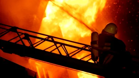 Trei mașini au ars în urma unui incendiu la un atelier auto din Constanța