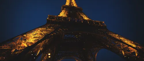 Turnul Eiffel lovit de fulger. Fotografiile care fac înconjurul lumii
