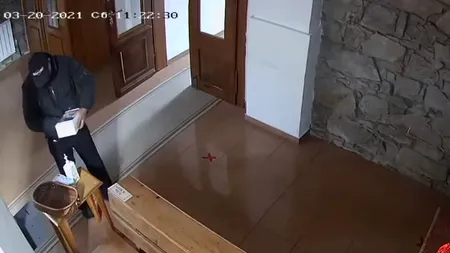 Hoț credincios. Un bărbat și-a făcut cruce înainte să fure din cutia milei dintr-o biserică - VIDEO