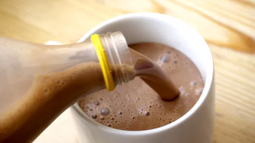 Peste 16 milioane de americani cred că laptele cu ciocolată provine de la vacile maro