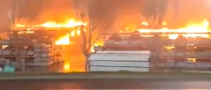 VIDEO INCENDIU de proporții la un depozit de materiale de construcții din Craiova. Locuitorii, avertizați prin RO-ALERT să evite zona