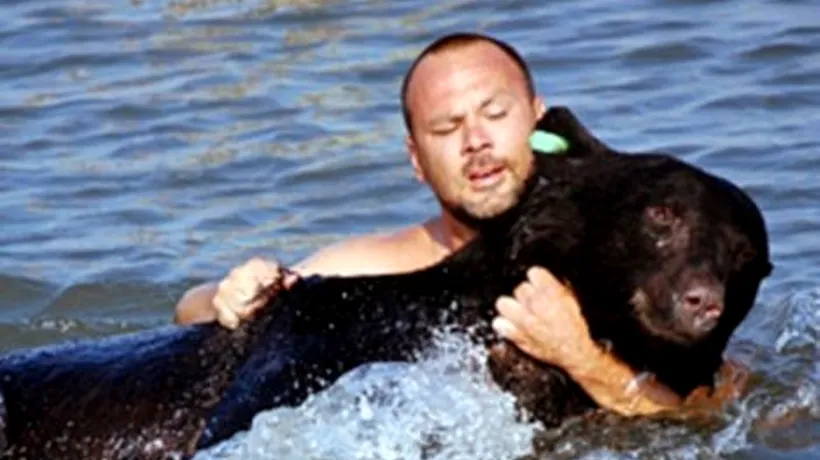Momentele emoționante în care un om salvează un urs de 200 de kilograme de la înec