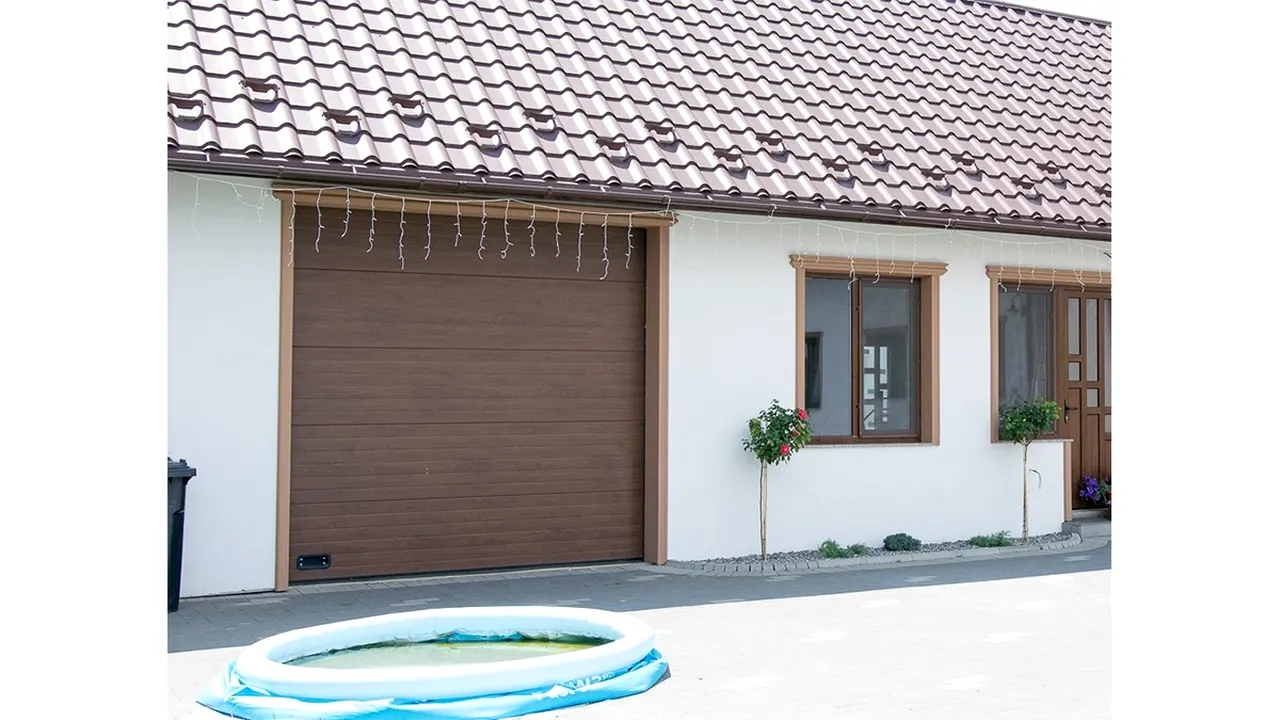 Uși de garaj secționale realizate din materiale de calitate și lecția de economie (P)