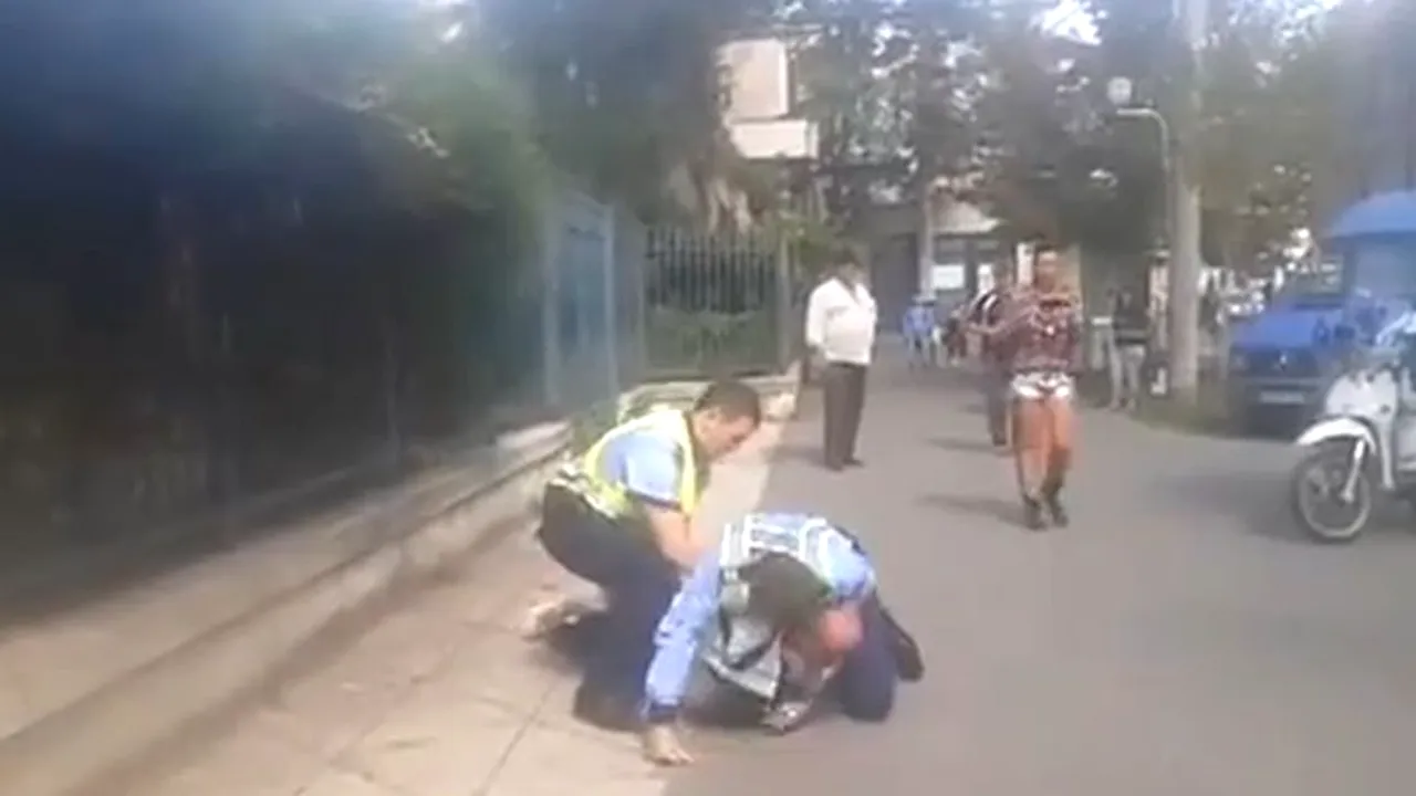 VIDEO. Scandal în Timișoara între un bărbat și doi polițiști: 