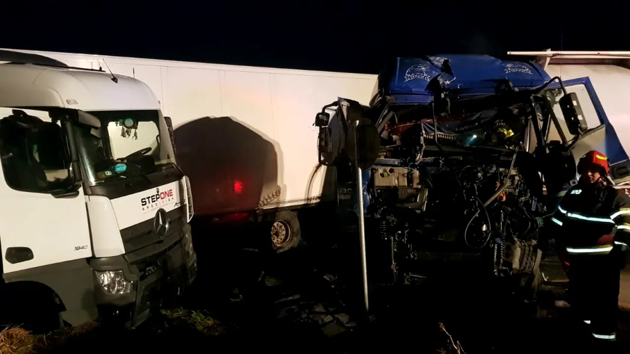 FOTO | Grav accident de circulație pe E85. Două TIR-uri s-au ciocnit, după ce unul dintre ele ar fi rămas fără frâne