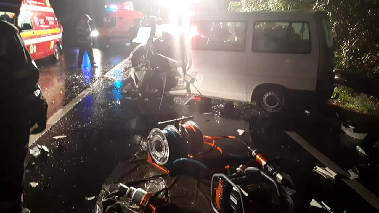 Accident grav în Hunedoara. Doi morți și doi răniți, după ce un microbuz s-a ciocnit cu un TIR 
