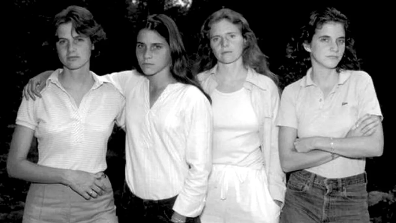 Portret de familie: Surorile Brown s-au fotografiat timp de aproape patru decenii. GALERIE FOTO