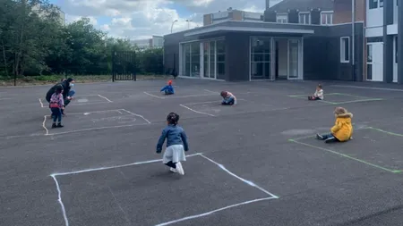 FOTO. Imaginile care au emoționat internetul: Copiii din Franța, obligați să stea fiecare în pătrățelul lui