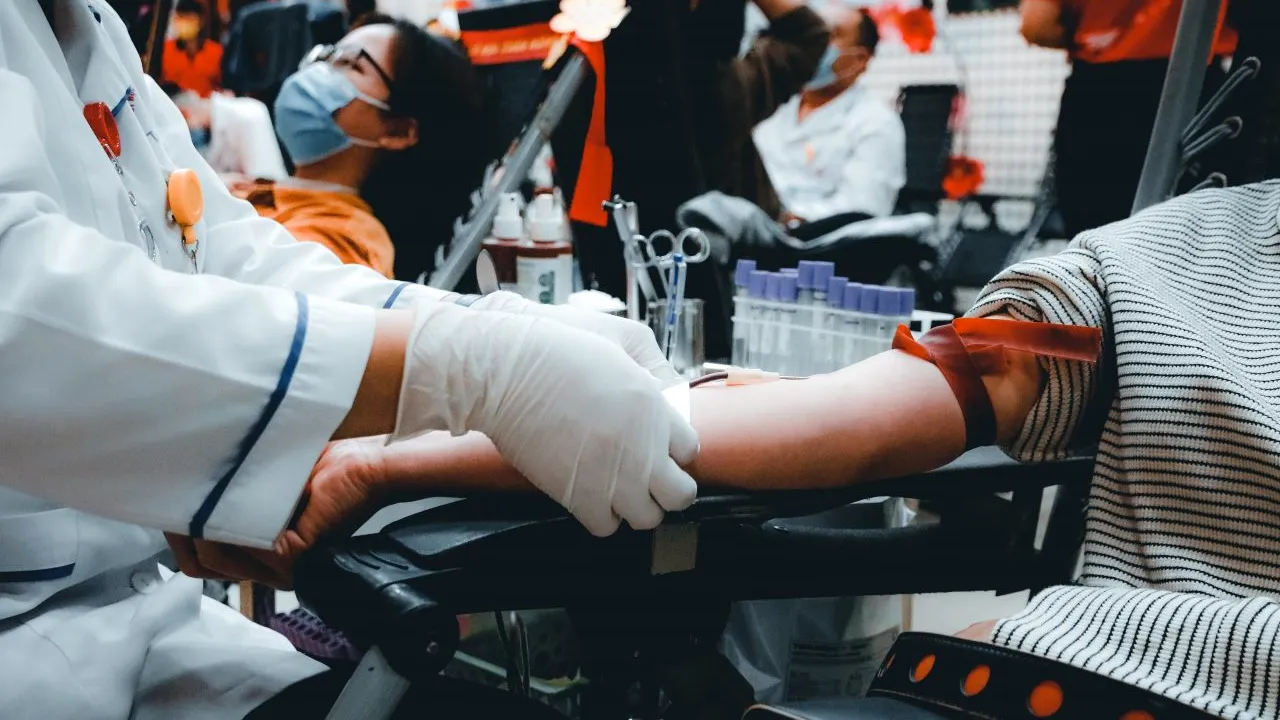 Ministerul Sănătății: „Persoanele vaccinate anti COVID-19 pot dona plasmă”. La cât timp de la administrarea unui vaccin anti Covid-19 este indicată donarea de plasmă sau sânge