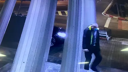 Primele imagini cu momentul în care cei doi agresori ai primarului intră în Primăria Mioveni