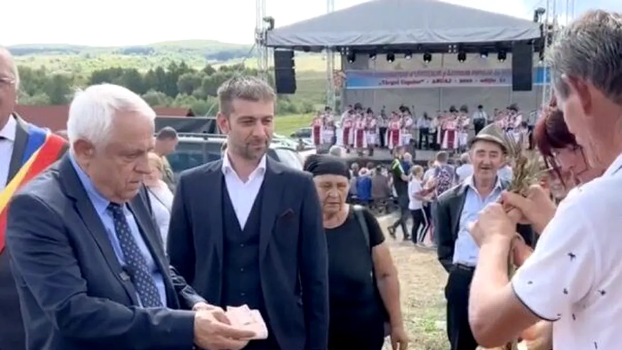 Petre Daea nu a vrut să primească ceapa oferită gratis de agricultorii români la un târg. A plătit produsele cu preț mai mare decât cel cerut: 