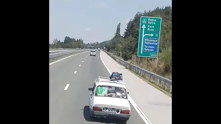 O Dacia 1300, încărcată până la refuz cu bagaje, a fost surprinsă pe drumul de întoarcere din Grecia: „Mare grijă, mașinile de epocă sunt căutate, poți rămâne fără ea, așa că parchează numai în locuri păzite”