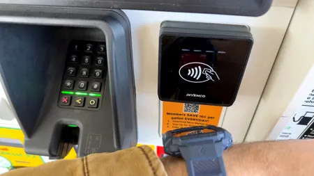 Cum scoți bani fără card de la ATM, folosind smartwatch. Băncile care permit acest lucru
