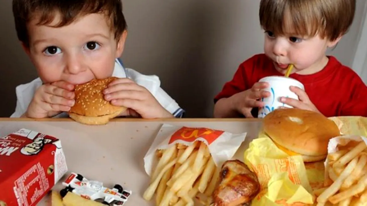 Copiii care mănâncă regulat fast-food au un IQ mai scăzut decât ceilalți. STUDIU