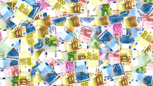 Economistul şef al BCR trage un semnal de alarmă: Euro va trece de 5 lei