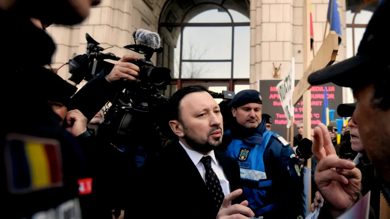 Silvicultorii au ieșit în stradă din cauza tăierilor de salarii. Protestul din fața Ministerului Mediului va dura până la ora 13.00