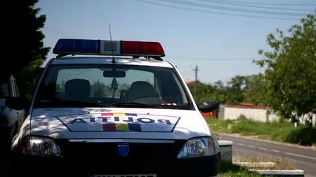 Tânăr reținut după ce și-a ucis mama și pe concubinul acesteia cu lovituri de TOPOR
