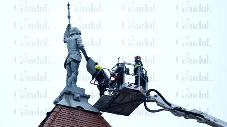 Pompierii au demontat, de urgență, scutul lui Pandelică, - „Cavalerul Înzăunat” de pe turnul Primăriei Sectorului 1. Exista riscul unei tragedii