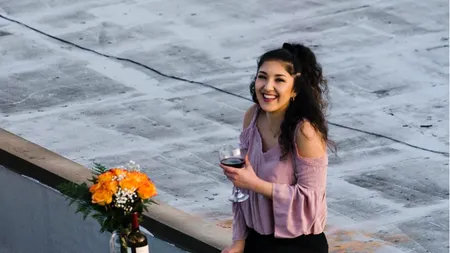 POVESTE DE DRAGOSTE începută în carantină. A văzut-o dansând pe acoperișul clădirii vecine și i-a trimis o dronă cu numărul lui de telefon. Ce a urmat