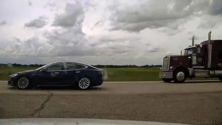 Șofer la volanul unei Tesla, surprins în timp ce doarme la volan, deși merge cu 150 km/h