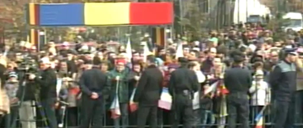 Câteva zeci de persoane adunate la Arcul de Triumf au scandat Jos Băsescu!