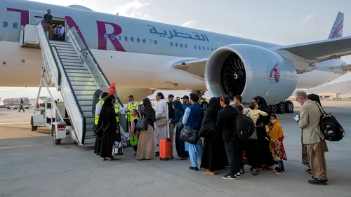 Un nou avion care transportă civili din Afganistan spre Qatar a decolat de la Kabul