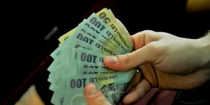 Cât câștigă, pe lună, un român. SALARIUL mediu net în iulie, în scădere