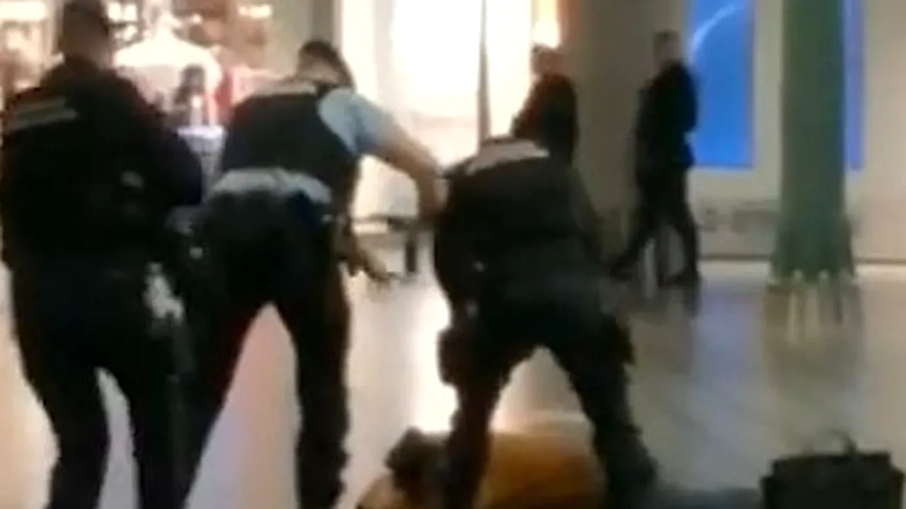 Un român amenința CU UN CUȚIT pasagerii de pe aeroportul din Amsterdam