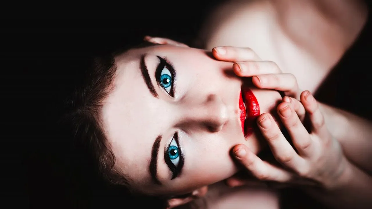 „Am 28 de ani, sunt plinuță și m-am culcat cu 130 de bărbaţi. Uneori făceam amor cu patru pe zi. Sunam la muncă și mă dădeam bolnavă