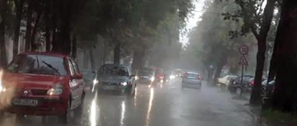 Furtuna a făcut prăpăd la Arad. Mai multe locuințe au fost inundate și copacii au căzut peste mașini