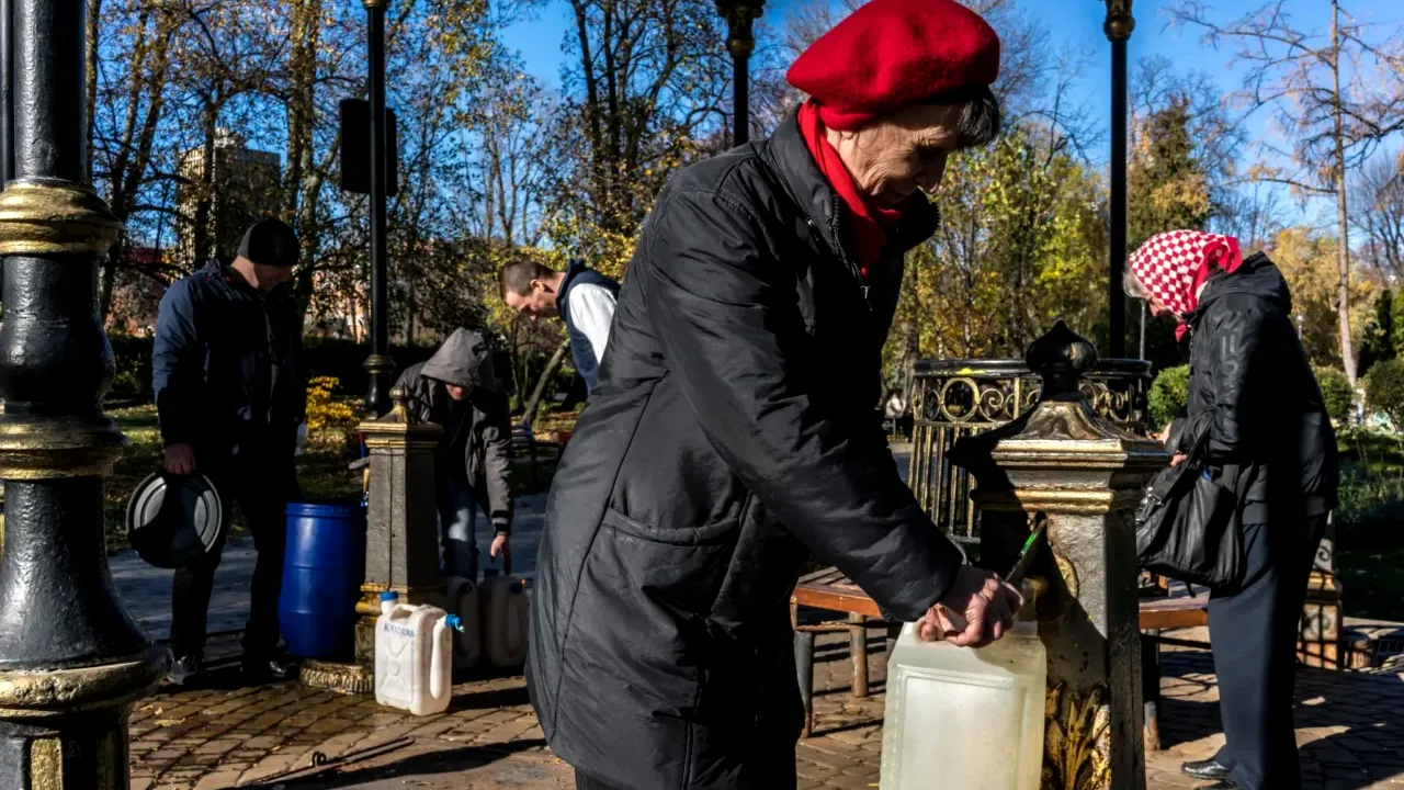 Putin amenință din nou! Oamenii din Kiev stau la coadă ca să ia apă de la cișmelele publice după bombardamentele de luni