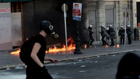 Confruntări violente în Grecia, în timpul grevei generale. Protestatarii au devastat mai multe zone din Atena