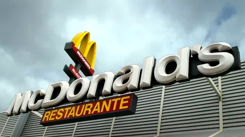Anunțuri de angajare la McDonald's, cu salariul la vedere. Câți bani oferă gigantul fast-food celor care vor un loc de muncă în restaurantul de la Gara de Nord
