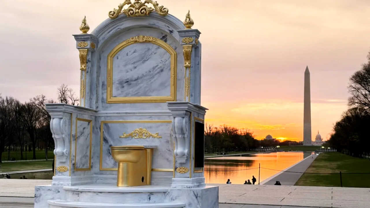 Un WC aurit a răsărit în mijlocul Washingtonului. Ce mesaj însoțește „monumentul” dedicat lui Donald Trump
