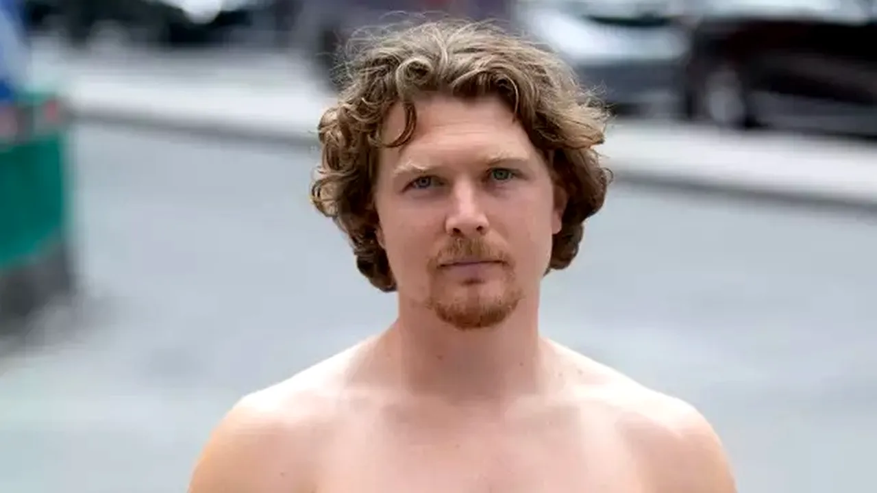 Imagini surprinzătoare de pe celebra Oxford Street! A umblat în pielea goală în plină zi purtând doar o mască de protecție - FOTO