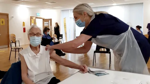 O femeie în vârstă de 101 ani din Scoția, supraviețuitoare a epidemiei de gripă spaniolă, a fost vaccinată împotriva COVID-19