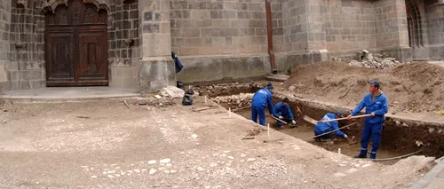Peste 1.400 de morminte din Evul Mediu, descoperite de arheologi la Biserica Neagră din Brașov