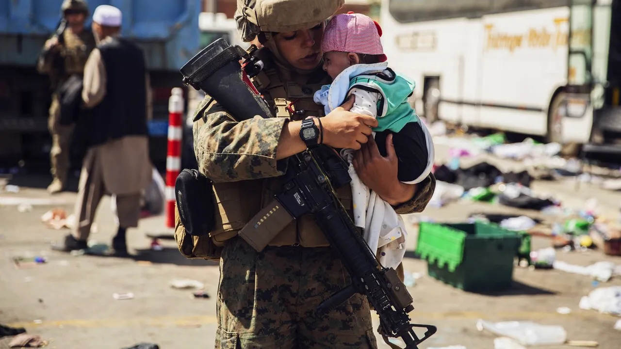 Bebeluș pierdut în haosul din Aeroportul Kabul, găsit și returnat familiei după 5 luni