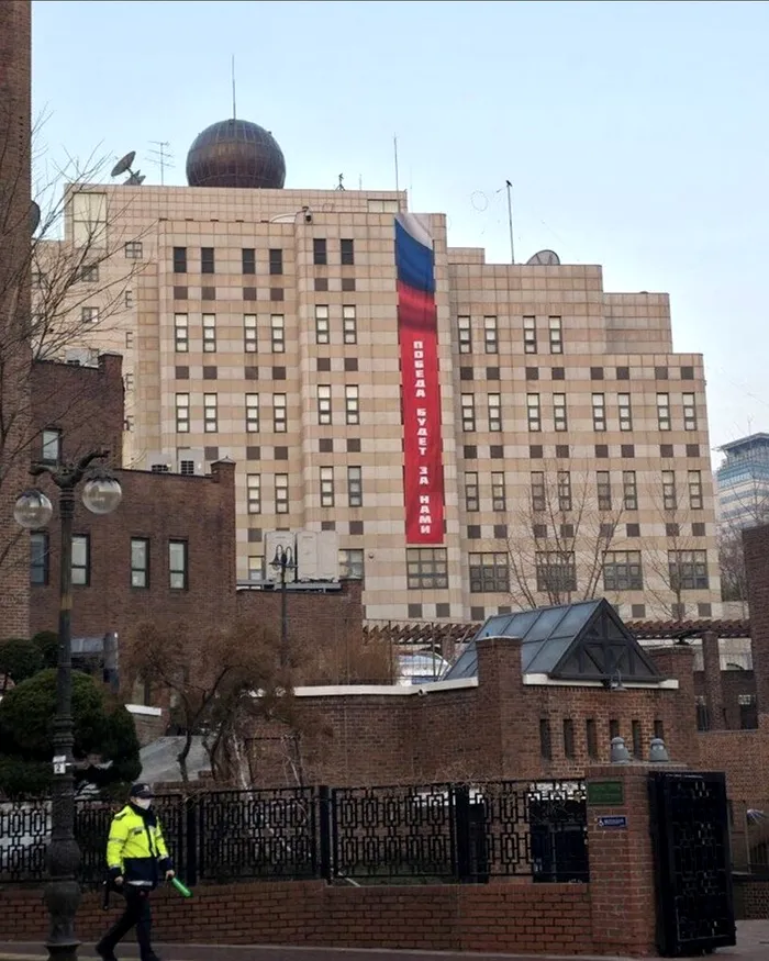 Bannerul afișat pe Ambasada Rusiei în Coreea de Sud - Foto: X/ @FAB87F