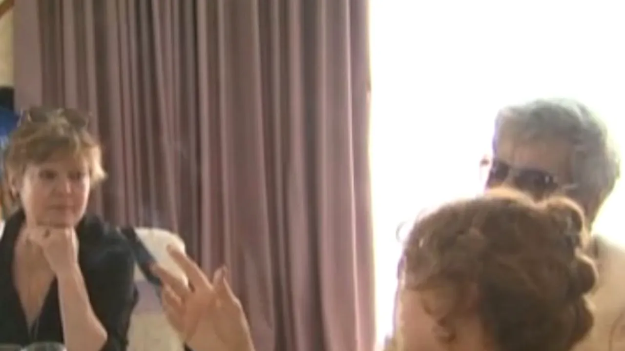 Anca Pandrea a apărut la evenimentul Paștele Actorilor cu poza lui Iurie Darie lipită la reverul hainei
