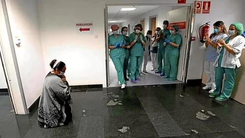 Fotografia unei mame românce, în genunchi în fața medicilor, premiată de autoritățile din Spania: Arată cele mai bune sentimente, în cele mai grele momente. O poveste care a ajuns la sufletele noastre”